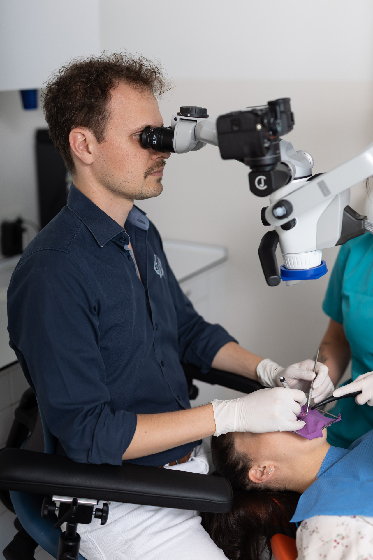 Endodontische Behandlung unter dem Mikroskop