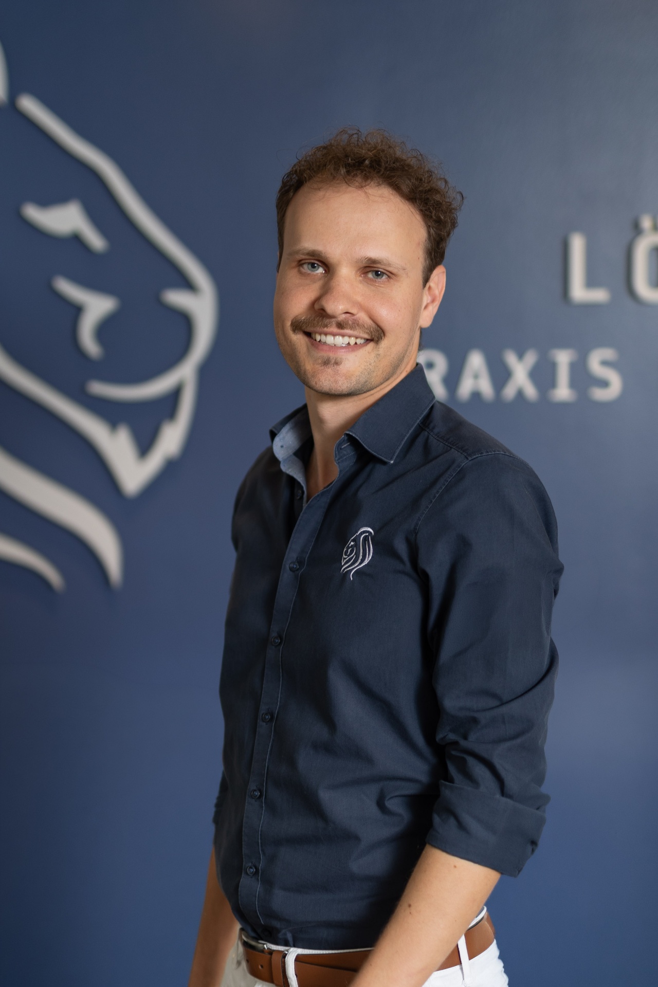 Dr. Philipp Everson — Spezialist für Mikroskop-Endodontie